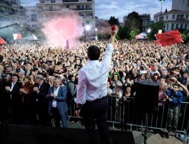 Βίντεο: Τo τραγούδι-έκπληξη με το οποίο έκλεισε η ομιλία Τσίπρα στο Σύνταγμα